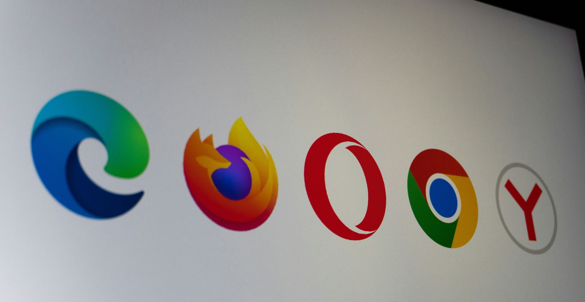 Edge, Firefox, Opera, Chrome, and Yandex browser logos on a screen